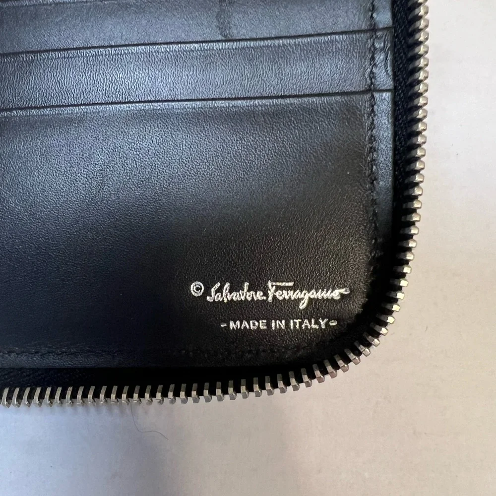 Salvatore Ferragamo,‎ compact zip around wallet